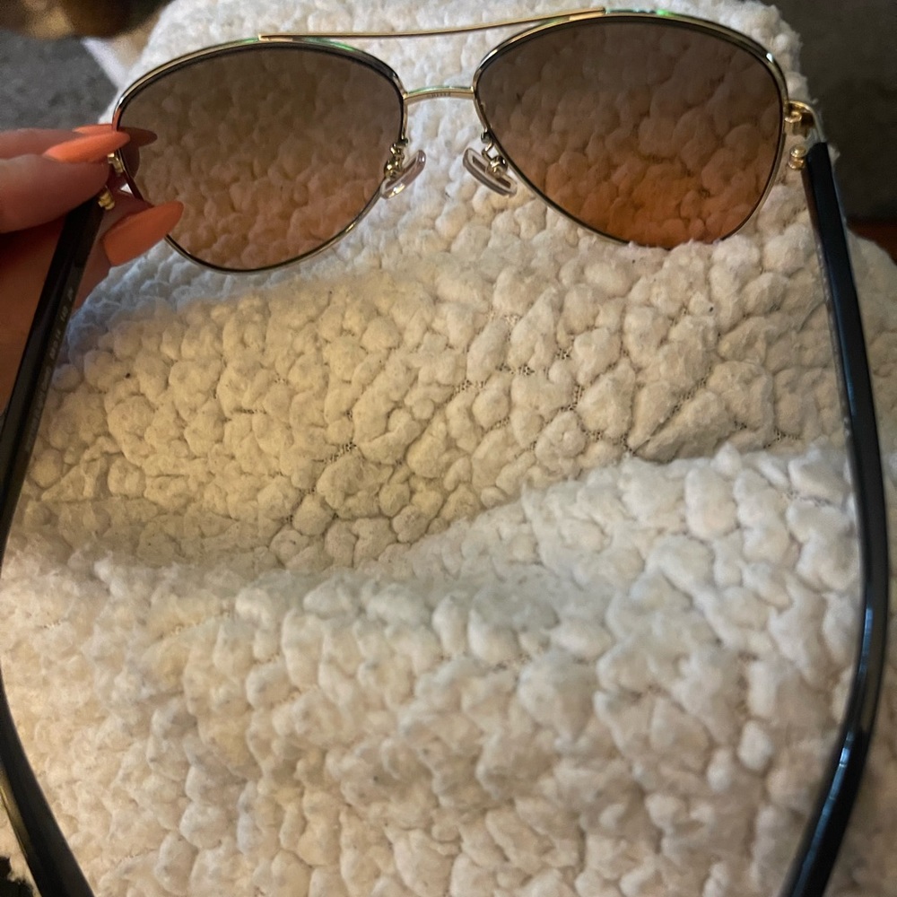 New coach aviator sunglasses have never wore them.